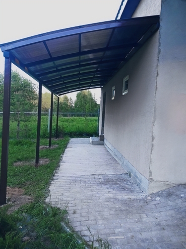 Односкатный навес из прозрачного поликарбоната