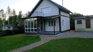 Односкатный навес-пристройка к дому из профнастила Односкатный навес-пристройка к дому из профнастила