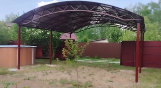 Арочный навес из поликарбоната для зоны отдыха на даче Арочный навес из поликарбоната для зоны отдыха на даче