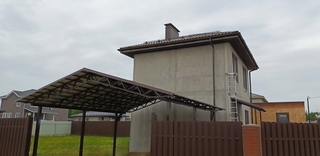 Двускатный навес с коричневым профнастилом Двускатный навес с коричневым профнастилом