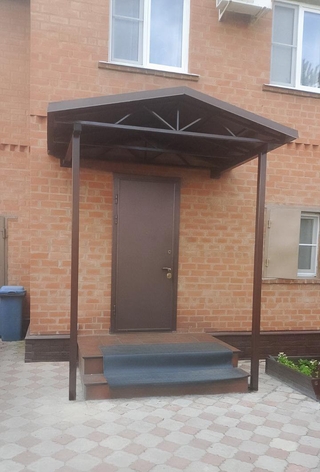 Двускатный навес из коричневого профнастила для входа в дом Двускатный навес из коричневого профнастила для входа в дом