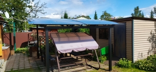 Полуарочный навес из поликарбоната для зоны отдыха на даче Полуарочный навес из поликарбоната для зоны отдыха на даче